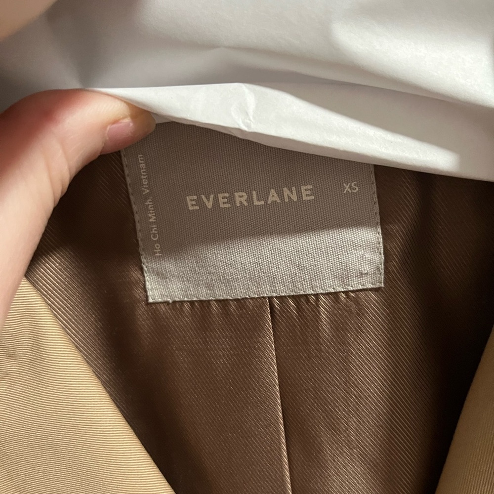 Everlane Women's Classic Tan Trench Coat - Picture 6 of 7